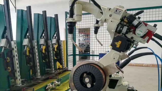 全自动焊接机器人
